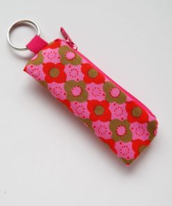 Avaimenperä (pinkki pikkukukka)